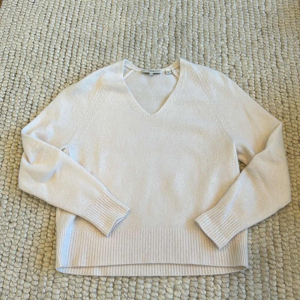 Vince v neck cream cashmere sweater size xxs